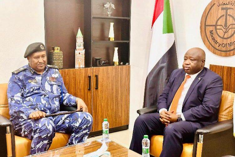 *اجتمع بقادة الأجهزة الأمنية والشرطية ..*  *نور الدائم طه : تهريب الذهب يشكل تحدياً و لن نساوم في حماية الاقتصاد الوطني..*