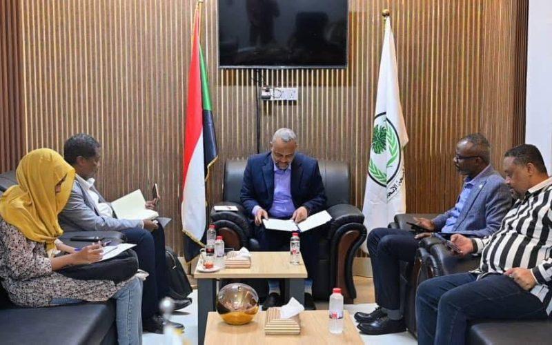 وكيل وزارة الصحة يشيد بجهود المركز القومي لأمراض الجهاز الهضمي في توطين الخدمة بالسودان