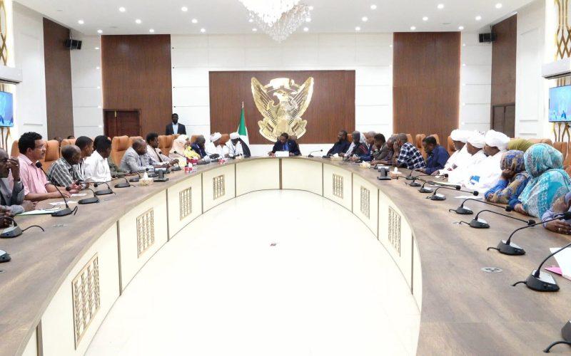 كامل إدريس يدعو أهل الوسط إلى تكثيف الجهود لاعادة بناء وإعمار ما دمرته الحرب