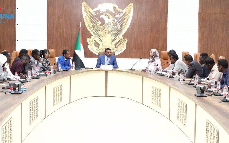 كامل إدريس يطالب الشباب بدور فاعل في إنفاذ مشروع الاستشفاء الوطني