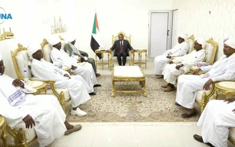 رئيس الوزراء يدعو الإدارات الأهلية للقيام بدور بارز في الاستشفاء الوطني وإعادة الإعمار