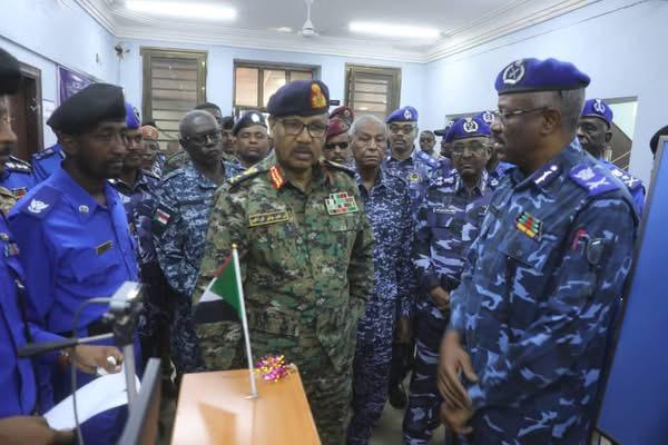 الفريق بحرى مهندس مستشار /إبراهيم جابر إبراهيم عضو مجلس السيادة رئيس اللجنة العليا لتهيئة العودة الى ولاية الخرطوم يفتتح مراكز الجوازات والسجل المدنى والترخيص بمحلية شرق النيل