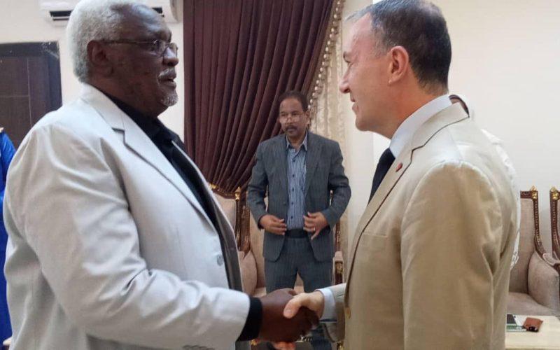 والي نهر النيل يستقبل السفير التركي بالسودان