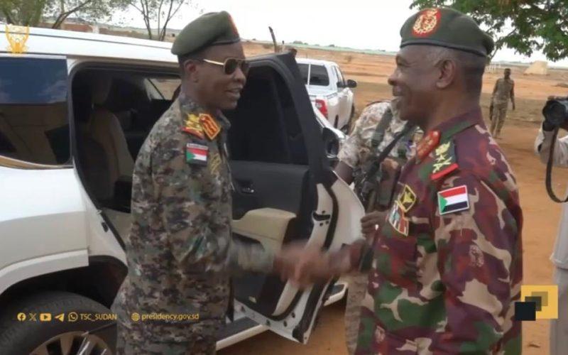 عضو مجلس السيادة نائب القائد العام الفريق أول الركن كباشي يتفقد قوات جهاز المخابرات العامة بمعسكر سركاب