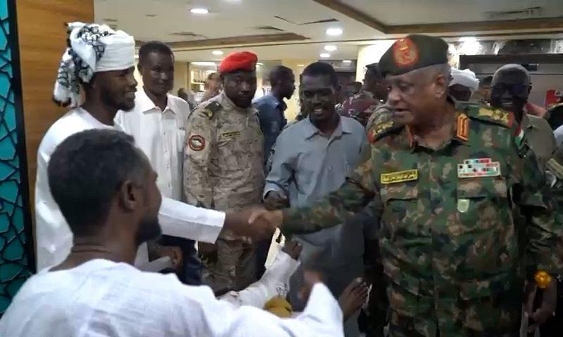 ياسر العطا يتفقّد جرحى العمليات بالسلاح الطبي