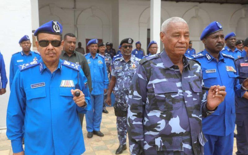 وزير الداخلية يتفقد سير العمل بهيئة الشئون الإدارية والإدارة العامة للشئون القانونية ويشيد بالتطور التقنى فى المجال الشرطى