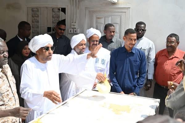 تحت شعار “من خيرك أطعم غيرك” رئيس مجلس الوزراء يتفقد تكية سوهندا للإطعام برفقة والي الخرطوم ووزير الصحة الاتحادي