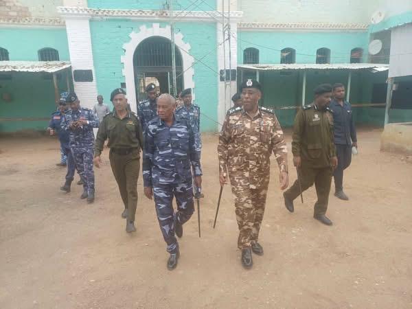 وزير الداخلية يتفقد السجن القومى الخرطوم بحرى(كوبر)ويقف على اعمال الصيانة داخل السجن