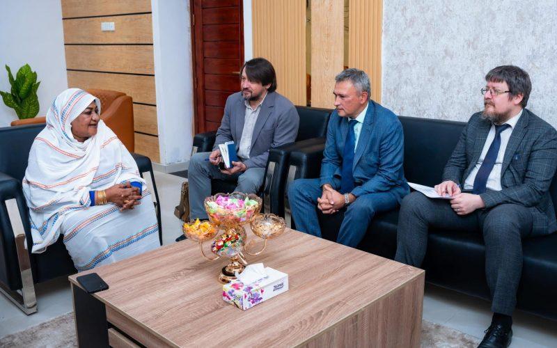 وزيرة الصناعة والتجارة تلتقي السفير الروسي