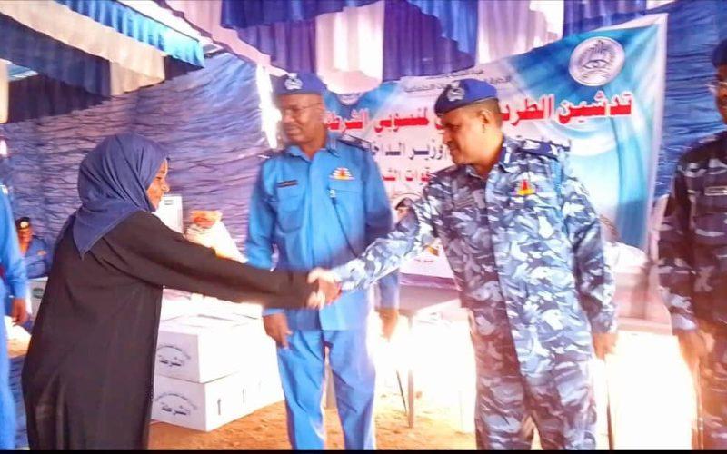 رئيس هيئة التوجيه والخدمات يشهد تدشين الإدارة العامة للخدمات الإجتماعية طردها السلعي لمنسوبي قوات الشرطة بقشلاق الشرطة بالحاج يوسف