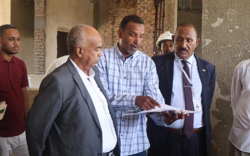 وزير الطاقة يقف على سير العمل بمختبر النفط الجديد ببورتسودان