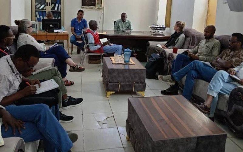 مفوض العون الانساني بسنار يلتقي نائب المدير القطري لمنظمة رعاية الطفولة العالمية