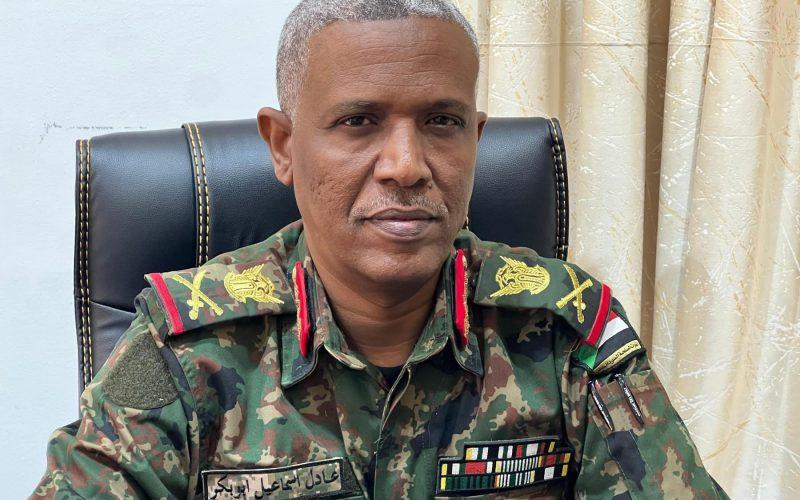 مدير مكتب رئيس مجلس السيادة يهاتف رئيس بعثة المنتخب الوطني لكرة القدم مهنئًا بالفوز المستحق