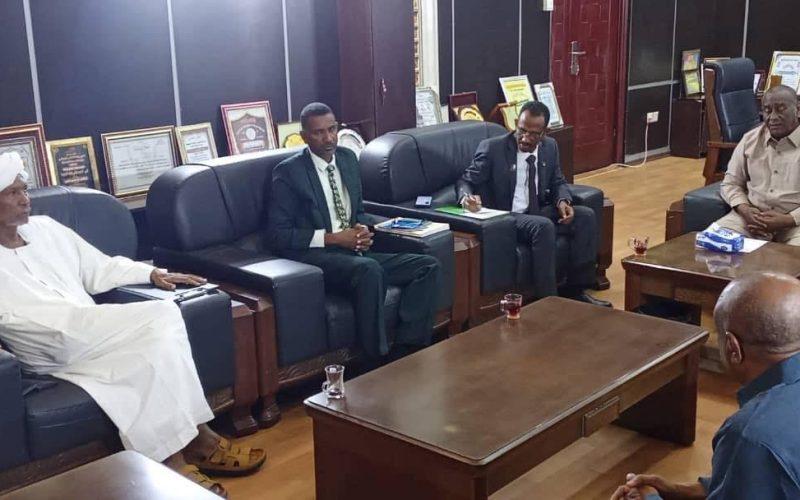 والي الجزيرة يدعو إلى تبني برامج ومشاريع تسهم في دعم إستقرار العاملين