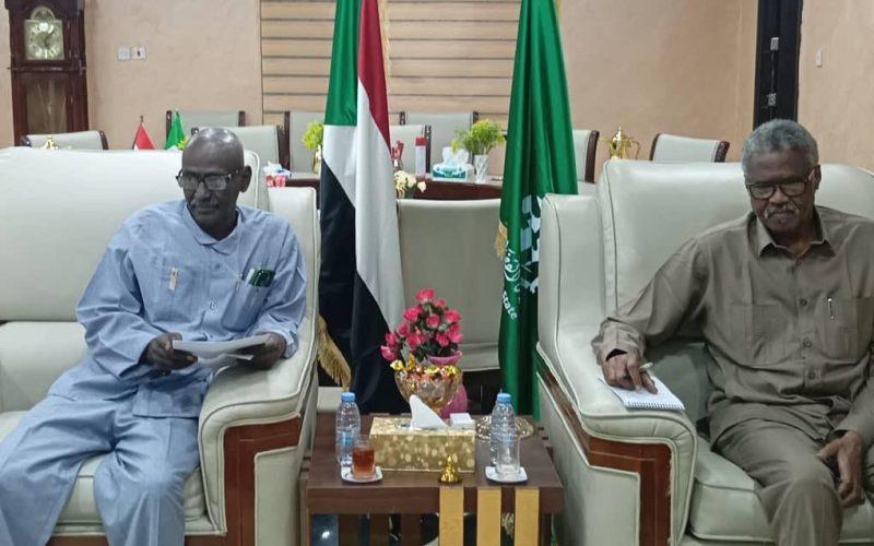 والي القضارف يبحث سبل ترحيل قرى الهشاشة بمنطقة باندغيو إلى مناطق آمنة