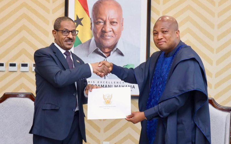 السفير قريب الله خضر يقدم نسخة من أوراق اعتماده لوزير خارجية غانا