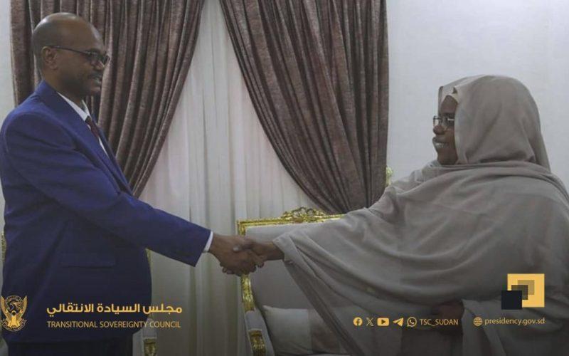 عضو مجلس السيادة د. سلمى عبد الجبار المبارك تطلع على خطة وزارة التعليم والتربية الوطنية