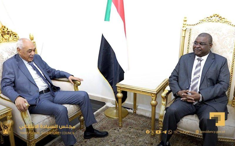 عضو مجلس السيادة صلاح الدين آدم تور يؤمّن على ضرورة تفعيل دور المحكمة الدستورية