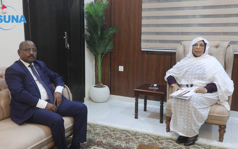 وزير العدل يتسلم إبراء إقرار الذمة من وزير شؤون مجلس الوزراء