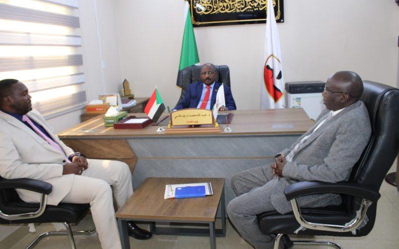 وزير العدل يلتقى اللجنة القانونية لمناصرة ضحايا الانتهاكات في غرب دارفور