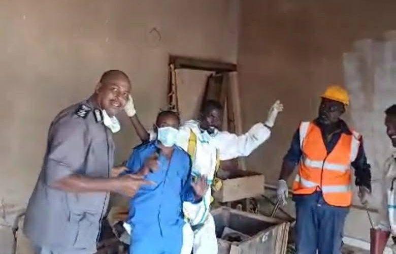 وحدة الإنقاذ البري بالدفاع المدني تنتشل عدد (9) جثث من بئر لمواطنين معتقلين لدي المليشيا الإرهابية