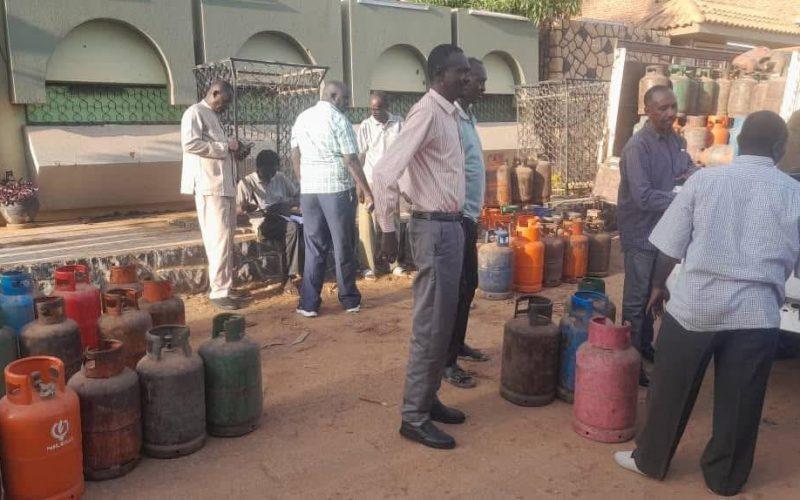 الخرطوم للأمن الغذائي تدشن توزيع الغاز للعاملين بالولاية