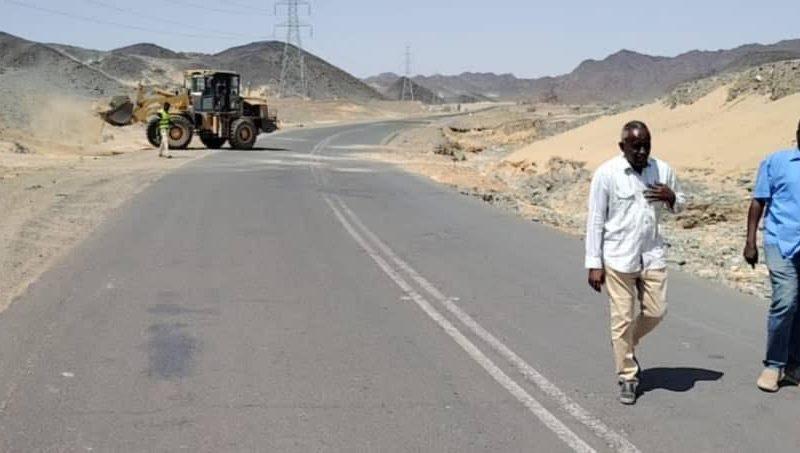 مدير عام البنى التحتية بالشمالية يطمئن على سير أعمال الصيانة بطريق السليم حلفا