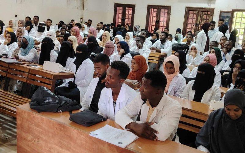 مائةٌ وستون ممارساً صحياً وطبيباً يؤدون القسم بجامعة المناقل