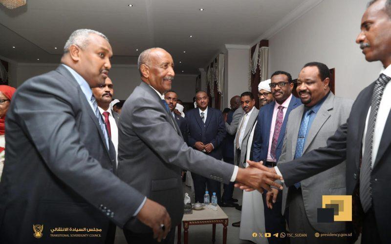 رئيس مجلس السيادة يلتقي عدداً من المفكرين والإعلاميين والمثقفين ورجال الأعمال السودانيين بدولة قطر