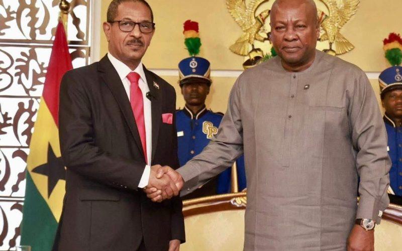 السفير قريب الله خضر يقدم أوراق اعتماده لرئيس جمهورية غانا