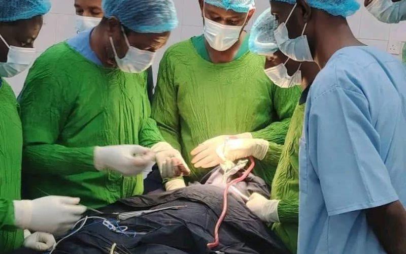 نجاح أول عمليتين عاجلتين لتثبيت كسور فقرات عنقية بمستشفى القضارف التعليمي