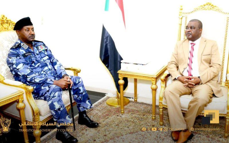 عضو مجلس السيادة صلاح الدين آدم تور يلتقي مدير عام الشرطة