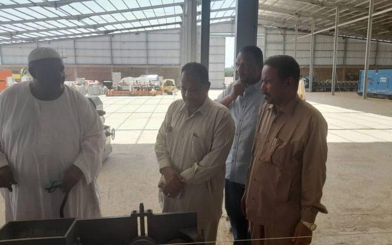وزير الاستثمار بنهر النيل يتفقد مجمع صناعة الحديد بالدامر