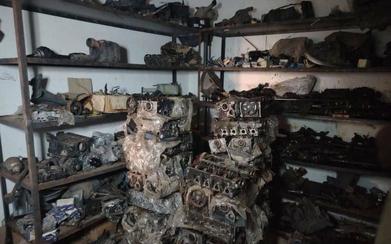 ادارة المباحث الجنائیة ولاية الخرطوم تداهم وكرا بحي الدناقلة بالخرطوم بحري يستغل لتخزين إسبيرات وأجزاء السيارات المنهوبةوتضبط (4) متهمين