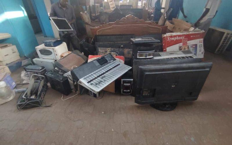 شرطة ولاية الخرطوم باسناد من القوات الأمنية المشتركة تفرض طوقا أمنيا علي منطقة جنوب الحزام والعملية تسفر عن ضبط متعاونين مع المليشيا المتمردة ومعتادي إجرام ومنهوبات المواطنين