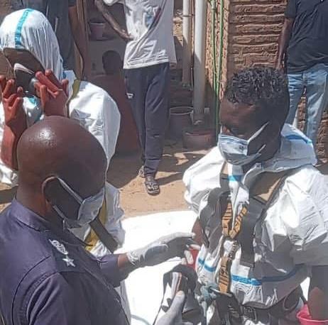 قوات الدفاع المدنى تواصل جهودها فى فضح الفظائع والجرائم التى قامت بها المليشيا المتمردة ضد المواطنين العزل وذلك بإستخراج رفاة (4) جثث أعدمتها المليشيا المتمردة بالكدرو