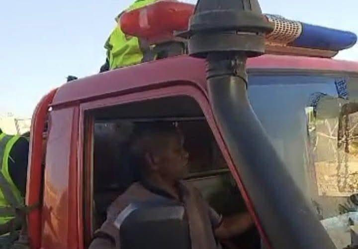 قوات الدفاع المدني تنفذ حملات نظافة وإصحاح للبيئة ومخيم علاجي بأحياء بحري جنوب