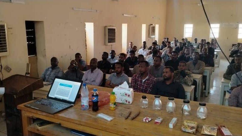 الإدارة العامة لمكافحة المخدرات تنظم محاضرة توعوية بعنوان ( أنواع وأضرار المخدرات والأثر القانوني ) بمعهد الإستخبارات العسكرية