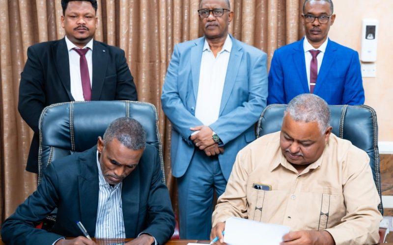 ولاية البحر الأحمر توقّع عقدًا لرصف 77 كيلومترًا من الطرق الداخلية بتكلفة 62 مليار جنيه