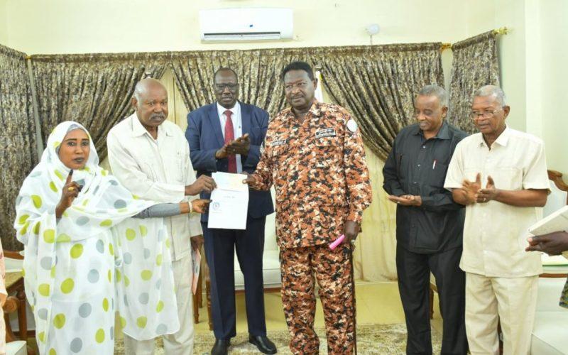 حاكم النيل الازرق يتسلم دعم العاملين بالاقليم لقوافل الكرامة والمجهود الحربى