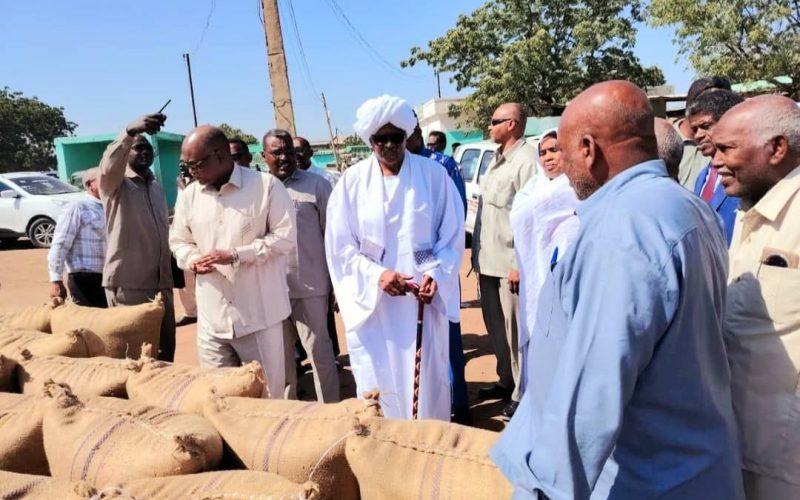 افتتاح الموسم التسويقي لمحصول السمسم باسواق محاصيل القضارف واستقبال (230) الف جوال سمسم