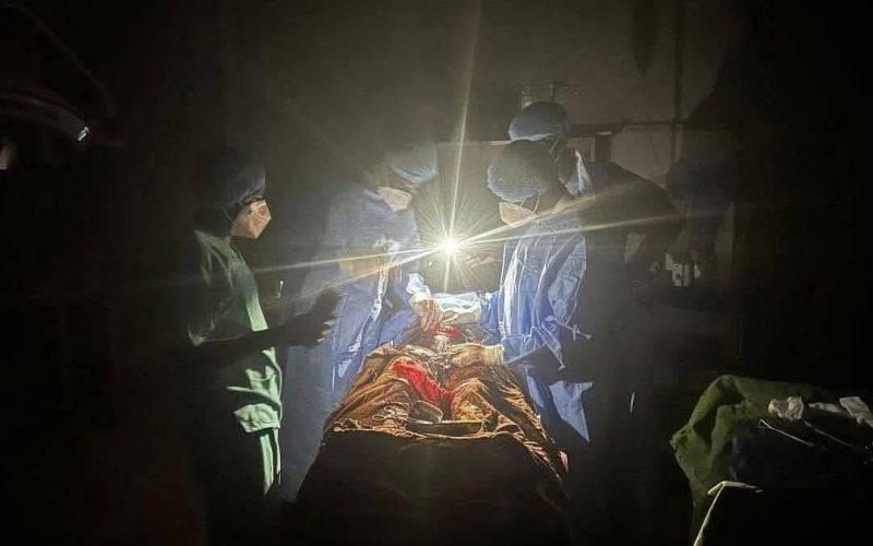 رغم الدمار والرعب والاستهداف المتواصل من مليشيات الدعم السريع الجنجويد واصل طاقم الأطباء العمل حتى النهاية