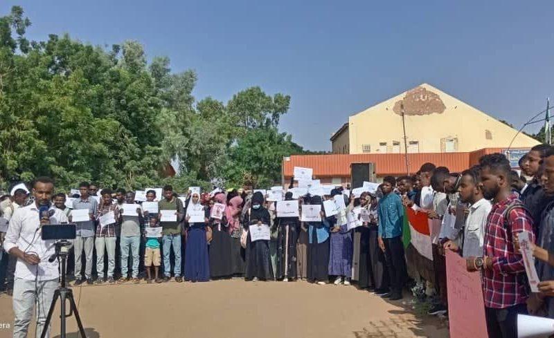 جامعة شندي تنظم وقفات تضامنية مع ضحايا انتهاكات مليشيا الدعم السريع المتمردة في الفاشر