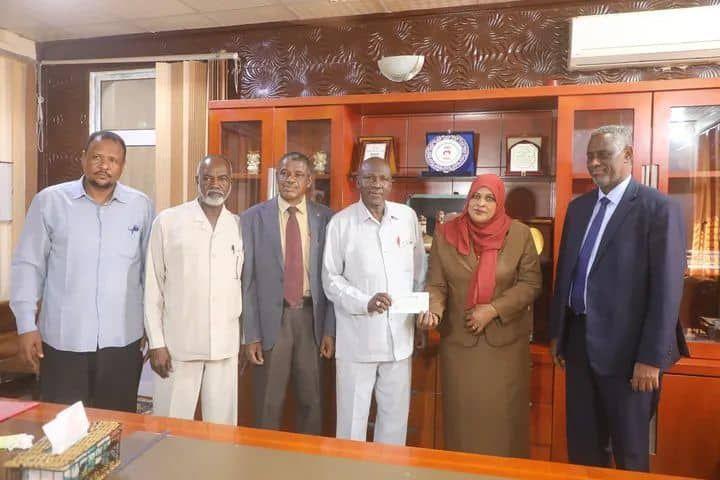 الزكاة بالقضارف تسلم جامعة القضارف صكا ماليا بأكثر من (52) مليار جنيه لدعم رسوم الطلاب