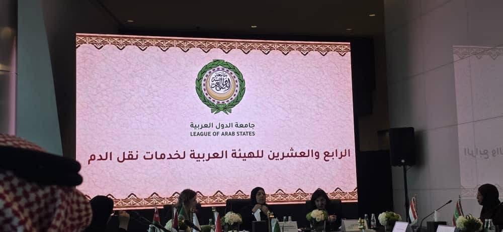 السودان يشارك في الاجتماع (24) للهيئة العربية لخدمات نقل الدم بدولة الكويت   اليوم التالي – وكالات    الاجتماع (24) للهيئة العربية لنقل الدم يستعرض الوضع الحالي لمراكز خدمات نقل الدم في  السودان.   التأكيد علي دعم السودان في مجالات التدريب ورفع القدرات والاتفاق علي تدريب الكوادر السودانية في مجال نقل الدم بدولة الكويت.  شارك السودان في  الاجتماع (24) للهيئة العربية لخدمات نقل الدم وأعمال  المؤتمر العربي (15) لطب نقل  الدم،  الذي نظمته الأمانة العامة لجامعة الدول العربية بالتعاون مع وزارة الصحة بدولة الكويت والهيئة العربية لخدمات نقل الدم و الذي استضافته دولة الكويت خلال الفترة من 18-21 يناير2026 بحضور وزير الصحة الكويتي الدكتور/ أحمد عبد الوهاب العوضي ، ونخبة من الخبراء والمتخصصين في مجال خدمات نقل الدم من مختلف الدول العربية والأجنبية. وأوضح مدير الإدارة القومية لخدمات نقل الدم د. عصام الدين حسن علي أن الاجتماع استعرض الوضع الحالي لمراكز خدمات نقل الدم في  السودان والجمهورية العربية السورية وأقر الاجتماع الورقة التي تقدم بها السودان عن خدمات نقل الدم بالسودان عقب حرب مليشيا الدعم السريع حيث تم الاجماع  علي التوصيات المتعلقة بدريب كوادر السودانية في مجال نقل الدم ، وأضاف د. عصام  انه بحث مع  رئيس الهيئة العربية لخدمات نقل الدم تنفيذ توصيات الاجتماع  وتمت في هذا الصدد الموافقة علي تدريب الكوادر السودانية  بدولة الكويت .  واشار مدير الادارة القومية لخدمات نقل الدم  الي ان الاجتماع الـ 24 للهيئة العربية لخدمات نقل الدم كان قد ركز  على تعزيز التعاون الإقليمي لتحقيق الاكتفاء الذاتي من الدم، وتطوير برامج اليقظة الدموية، ودعم التدريب،  بجانب تفعيل آليات تبادل وحدات الدم بين الدول العربية،  وتحديد احتياجات الدول العربية من البرامج التدريبية لرفع كفاءة الكوادر العاملة في نقل الدم. و تعزيز التوجه نحو الاكتفاء الذاتي من الدم ومشتقاته واستخدام تقنيات متطورة في الفحص والمعالجة.