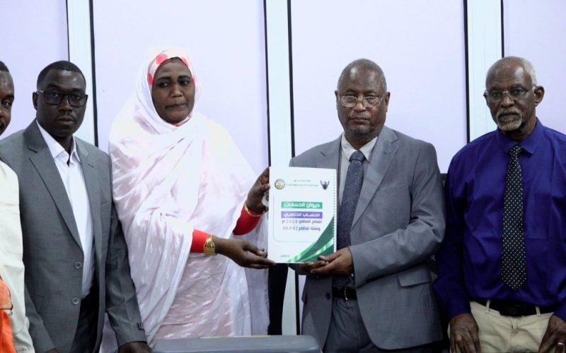 ولاية شرق دارفور تسلم حساباتها الختامية لديوان الحسابات القومي