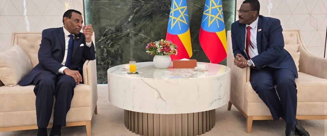 في طريق عودته للبلاد .. رئيس الوزراء يلتقي سفير السودان لدى إثيوبيا والمندوب الدائم لدى الاتحاد الأفريقي