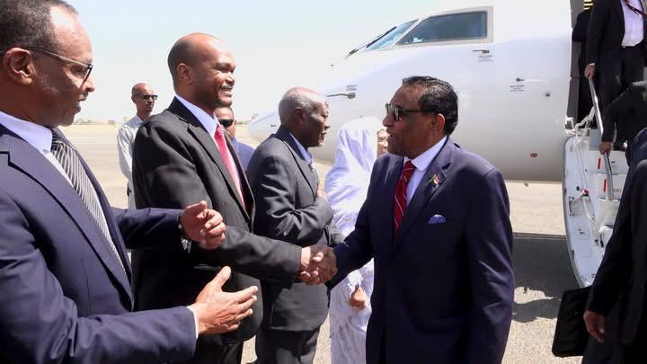 رئيس الوزراء يعود إلى البلاد