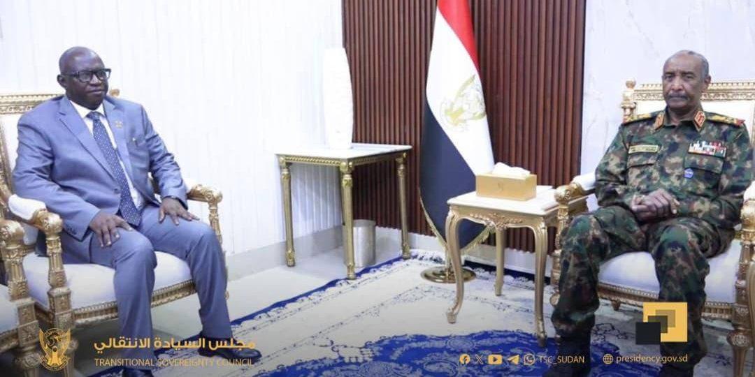 رئيس مجلس السيادة يتلقى رسالة من الرئيس الغامبي