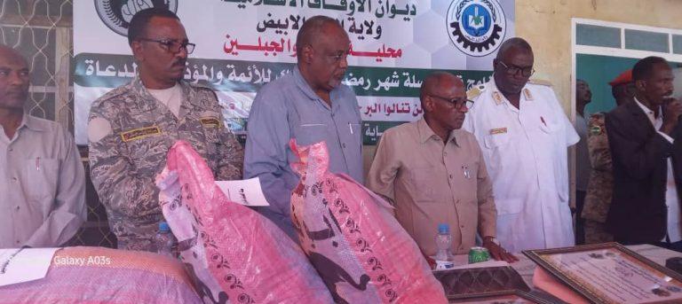 ديوان الأوقاف الإسلامية بربك يوزع 750 سلة رمضانية للأئمة والمؤذنين بمحليتي ربك والجبلين